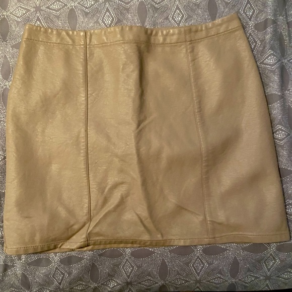 Synthetic leather mini skirt - Picture 1 of 3